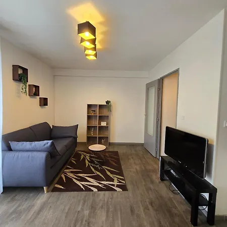 Cozy With Parking Apartment